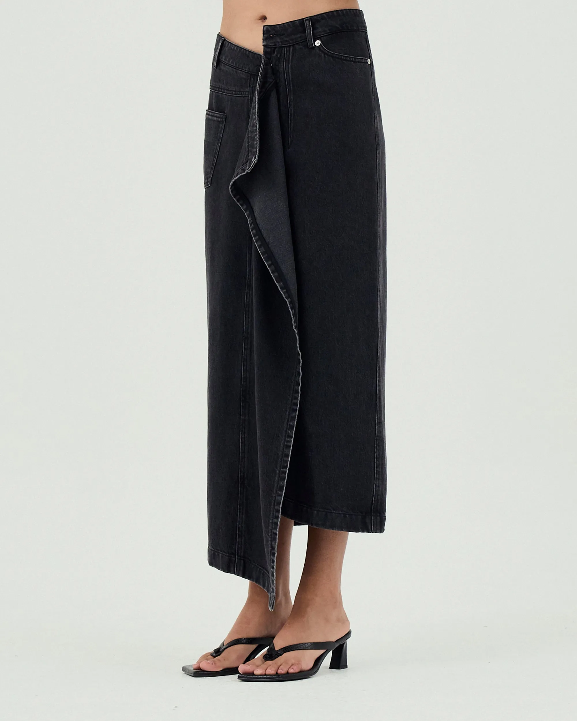 GOEN.J  Asymmetric draped down washed midi denim skirt - Black